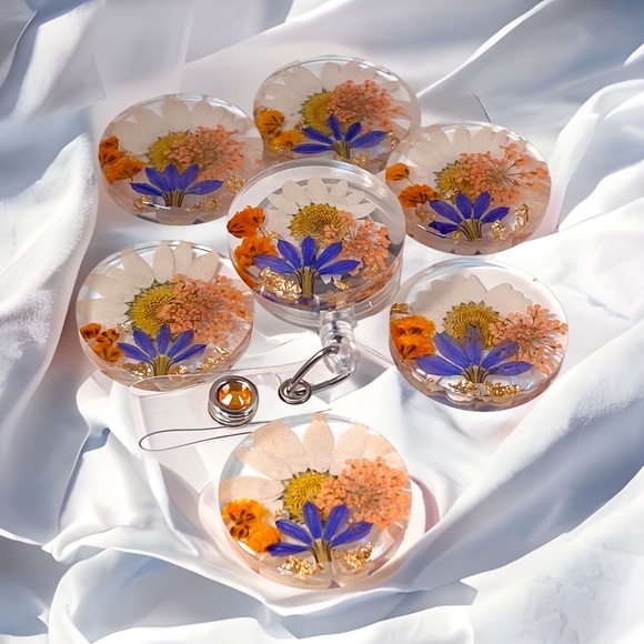 Badge reel, resin, daisy, Queen Anne's, baby's breath and shooting star. - Picture 8 of 8